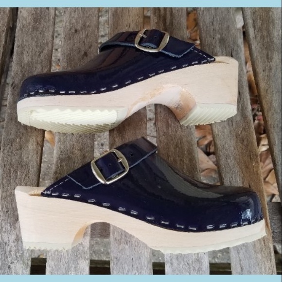 NIB TORPATOFFELN Kids Navy Blue Patent Clogs - Picture 2 of 5
